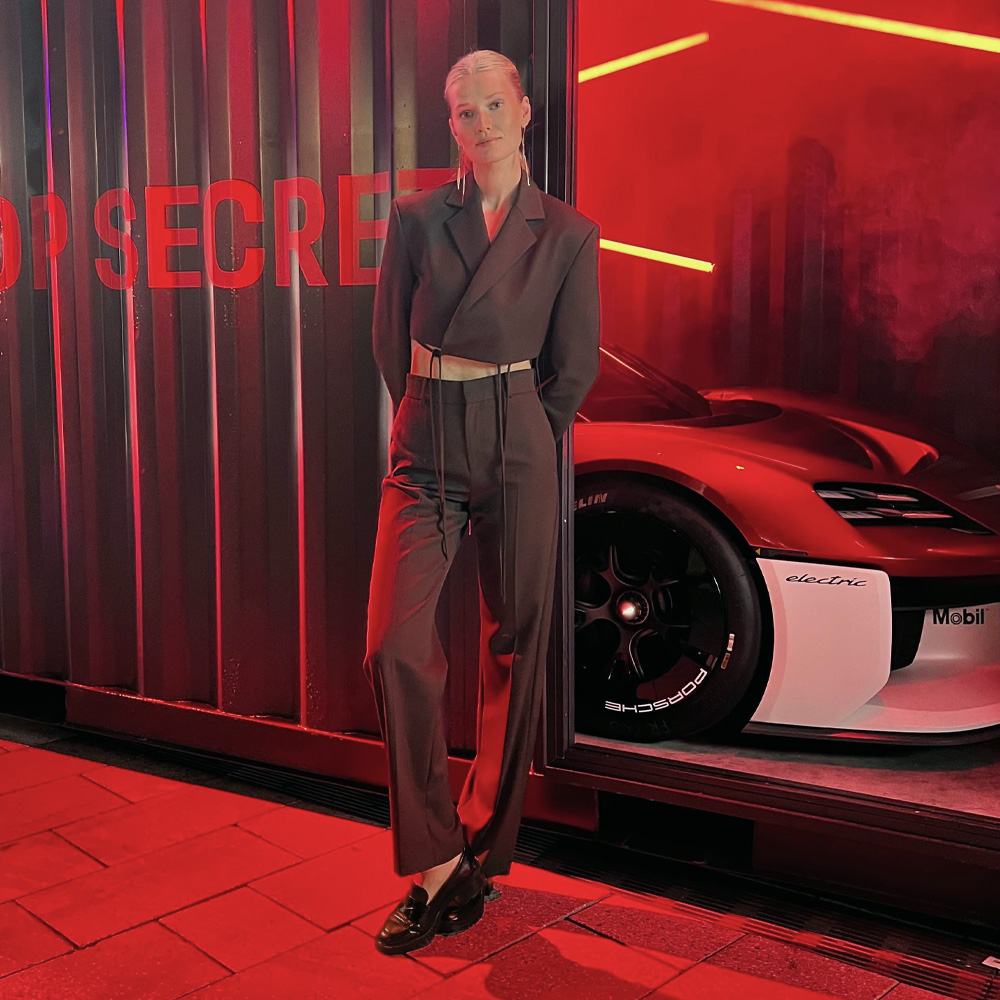 Super Flea Market+Yuzefi+Khaki cropped blazer and trouser set+ Toni Garrn+thumbnail